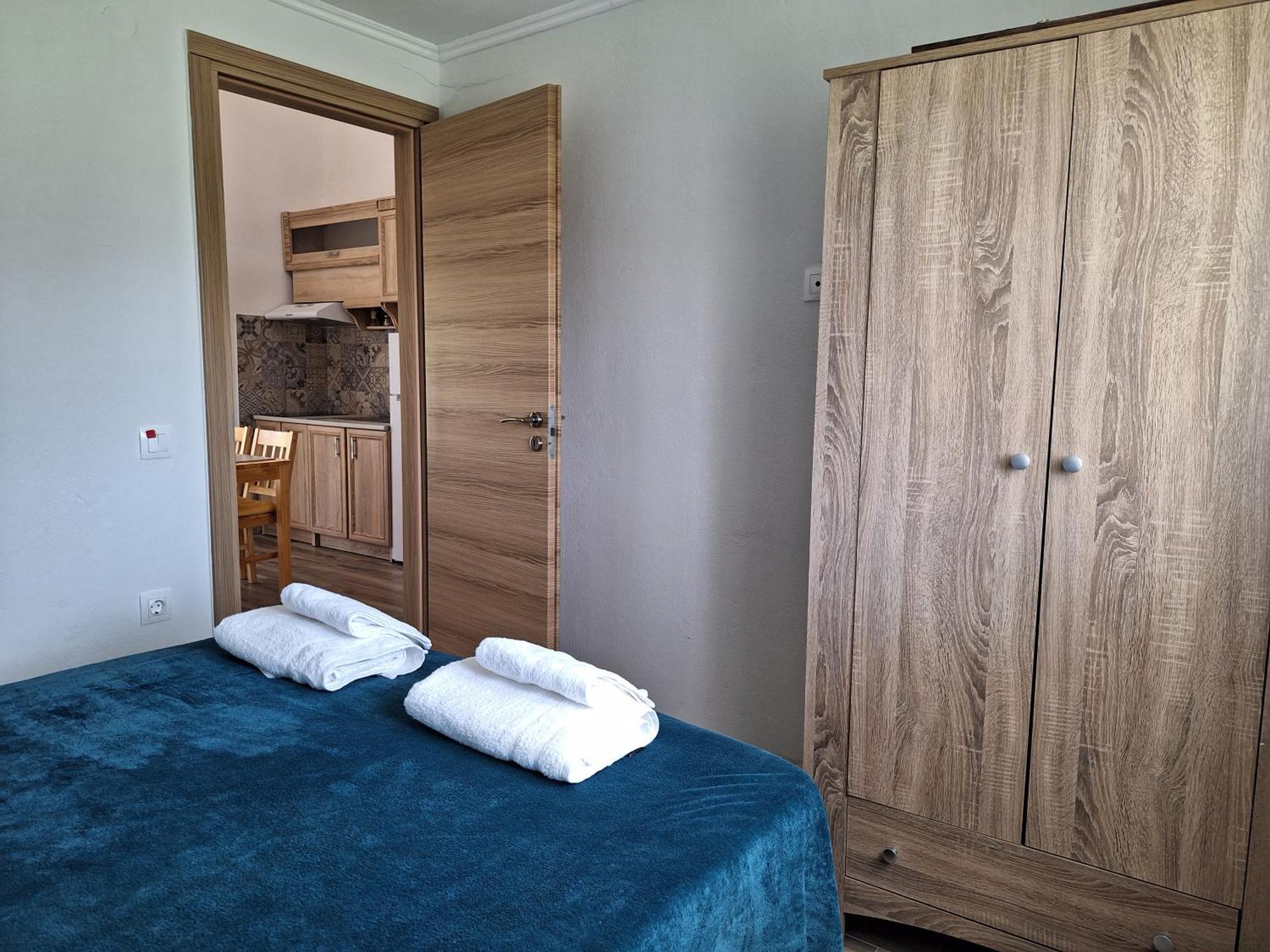 Апартаменты To Petrino Spiti Посиди Экстерьер фото